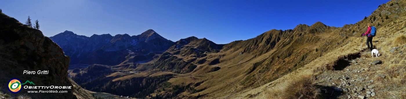 12 Vista sulla conca di San Simone e i suoi monti.jpg